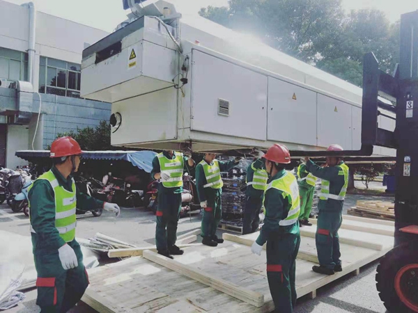 SMT設(shè)備卸車、拆箱作業(yè)