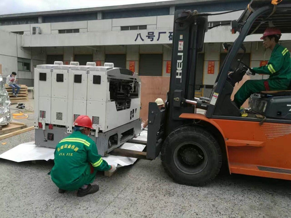 SMT設(shè)備卸車(chē)、拆箱作業(yè)