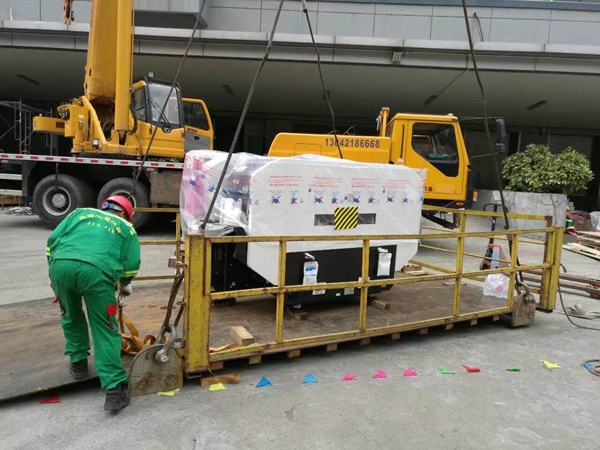 SMT設(shè)備卸車、拆箱作業(yè)