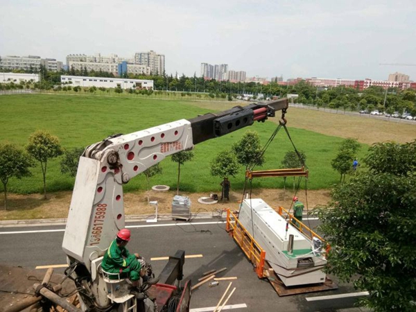 SMT設(shè)備卸車、拆箱作業(yè)
