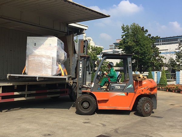 SMT設(shè)備卸車、拆箱作業(yè)