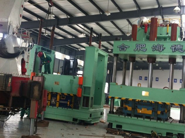 傳統(tǒng)設備卸車、拆箱作業(yè)