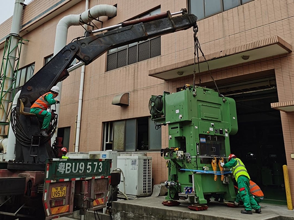 傳統(tǒng)設備卸車、拆箱作業(yè)